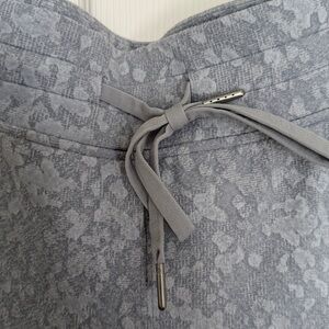 LULULEMON Cozy Gray Lounge Pants Joggers with Drawstring | Size 8
